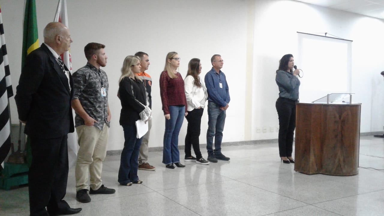 equipe de gabinete em frente com a subprefeita falando